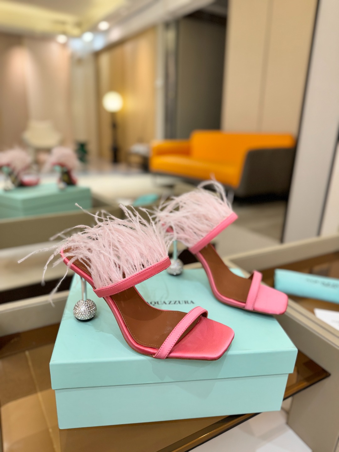 Aquazzura 🍍羽毛🪶🪶🪶🪶🪶高跟👠👠👠是风的形状，钻是光的密语这一季，每一步都是光的即兴诗柔软的