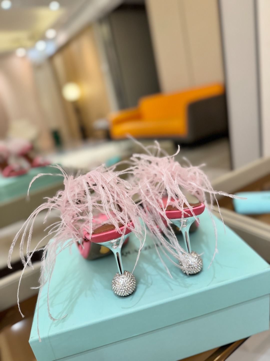 Aquazzura 🍍羽毛🪶🪶🪶🪶🪶高跟👠👠👠是风的形状，钻是光的密语这一季，每一步都是光的即兴诗柔软的