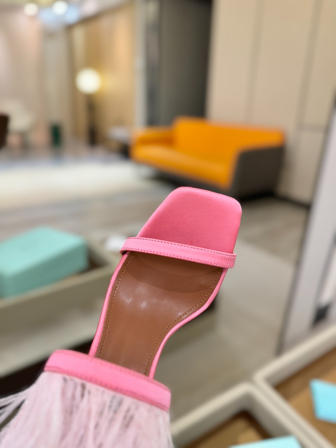 Aquazzura 🍍羽毛🪶🪶🪶🪶🪶高跟👠👠👠是风的形状，钻是光的密语这一季，每一步都是光的即兴诗柔软的