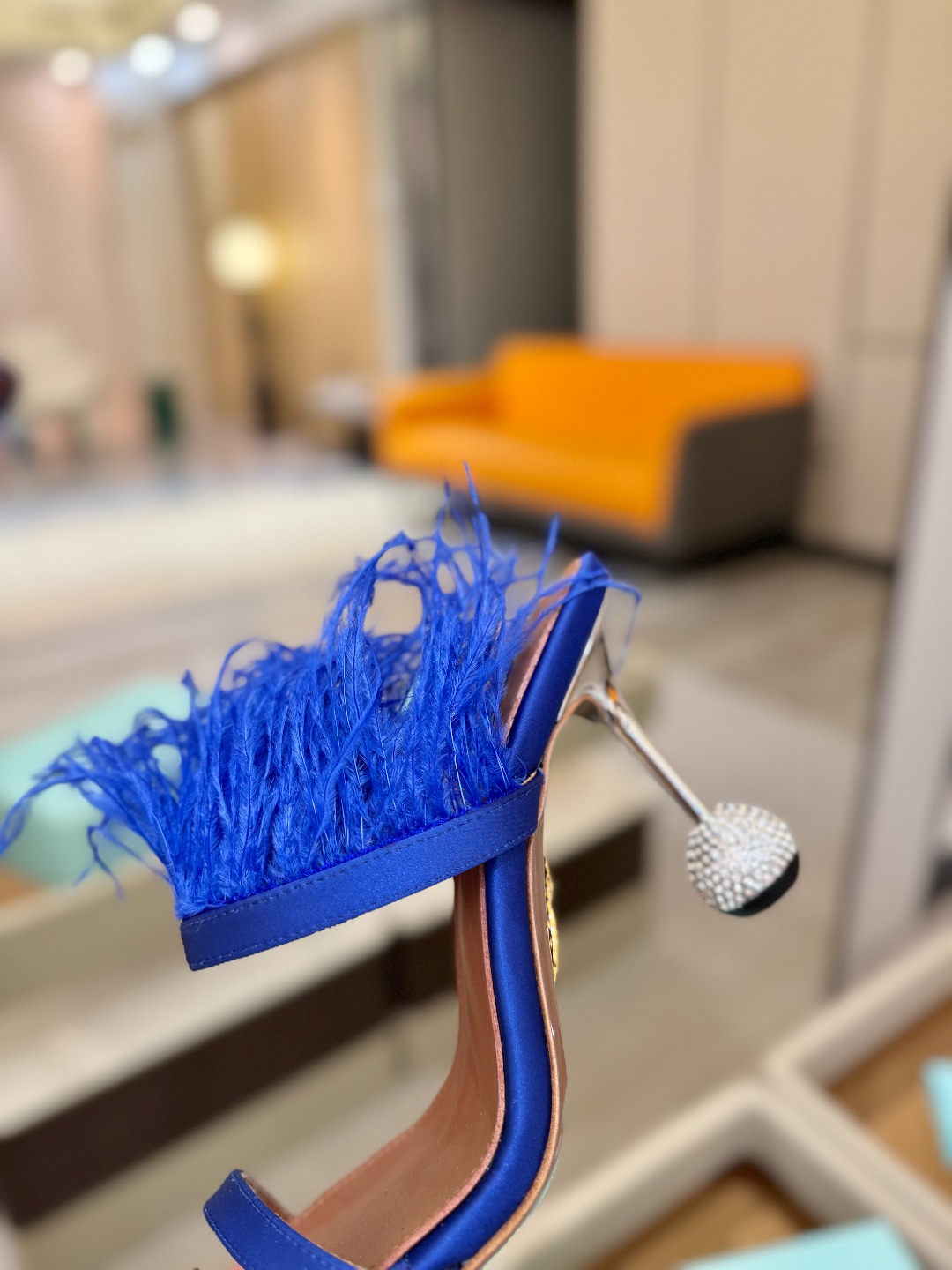 Aquazzura 🍍羽毛🪶🪶🪶🪶🪶高跟👠👠👠是风的形状，钻是光的密语这一季，每一步都是光的即兴诗柔软的
