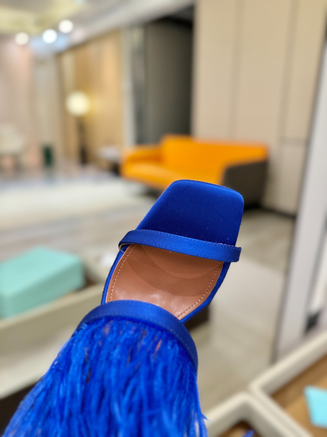 Aquazzura 🍍羽毛🪶🪶🪶🪶🪶高跟👠👠👠是风的形状，钻是光的密语这一季，每一步都是光的即兴诗柔软的