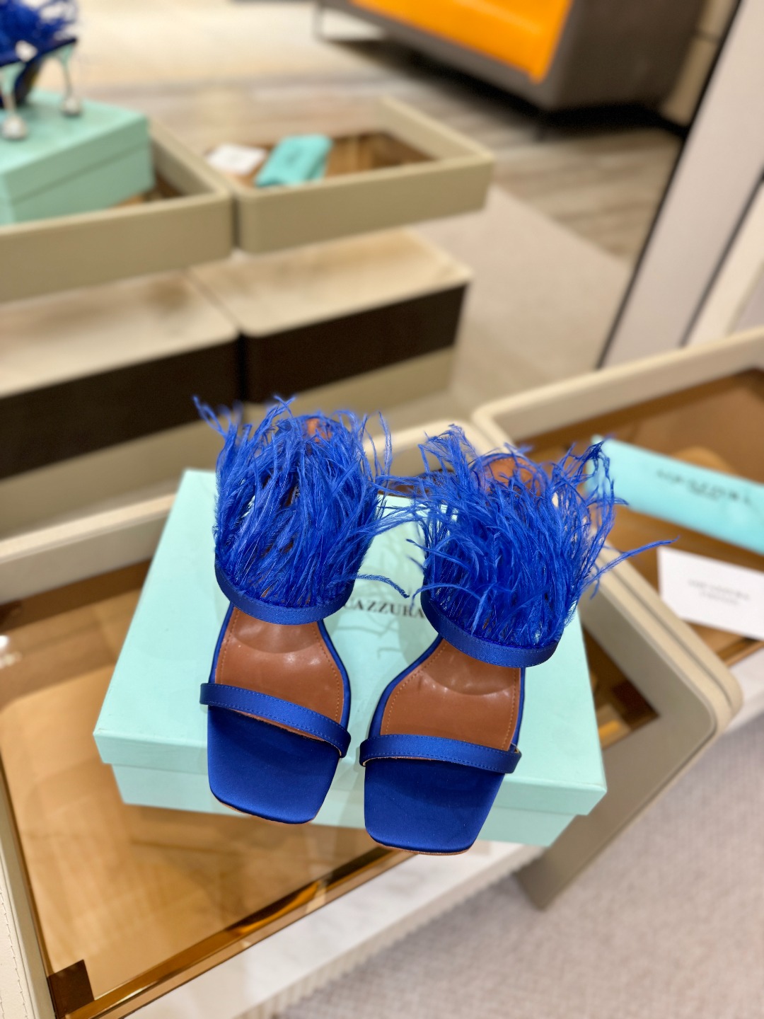Aquazzura 🍍羽毛🪶🪶🪶🪶🪶高跟👠👠👠是风的形状，钻是光的密语这一季，每一步都是光的即兴诗柔软的