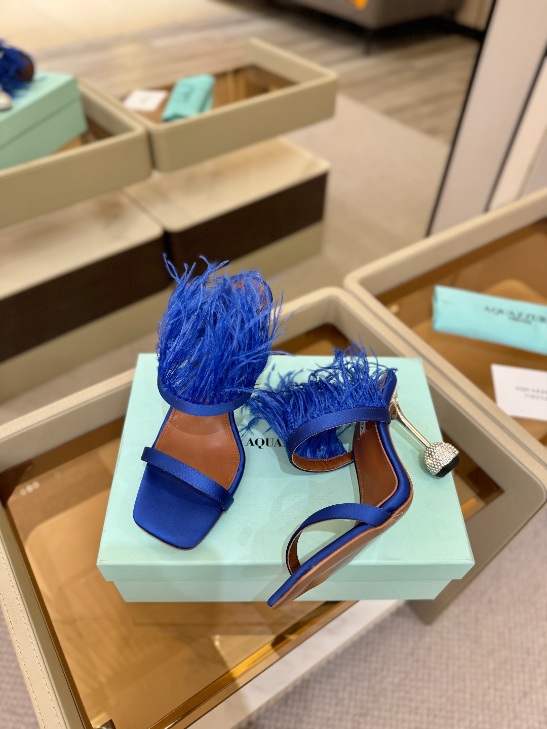 Aquazzura 🍍羽毛🪶🪶🪶🪶🪶高跟👠👠👠是风的形状，钻是光的密语这一季，每一步都是光的即兴诗柔软的
