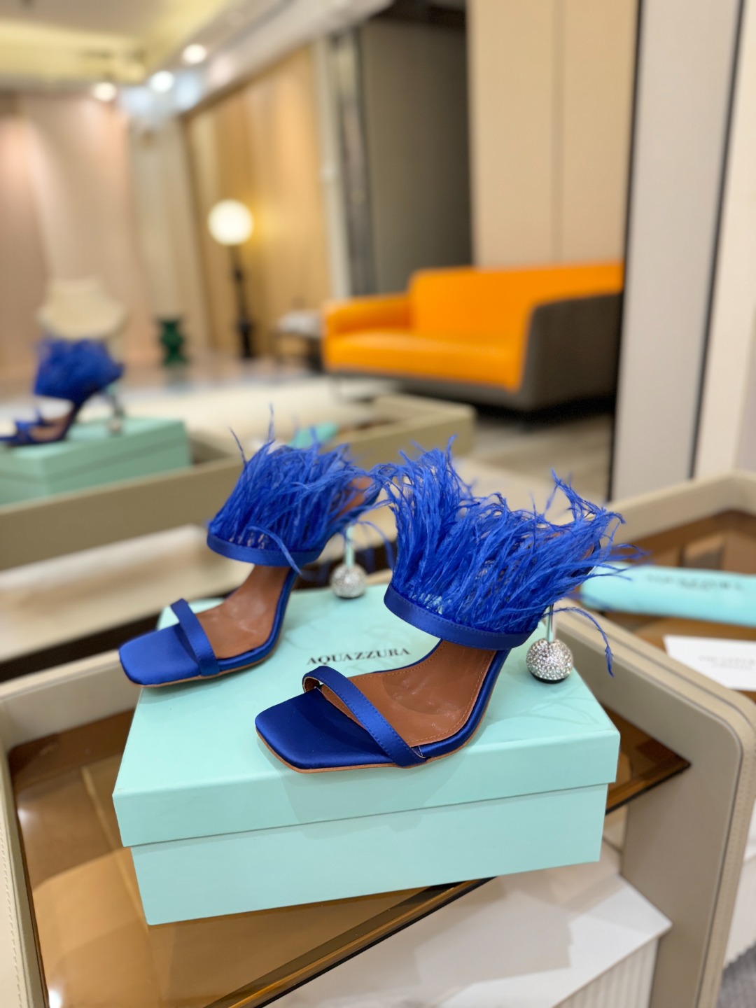 Aquazzura 🍍羽毛🪶🪶🪶🪶🪶高跟👠👠👠是风的形状，钻是光的密语这一季，每一步都是光的即兴诗柔软的