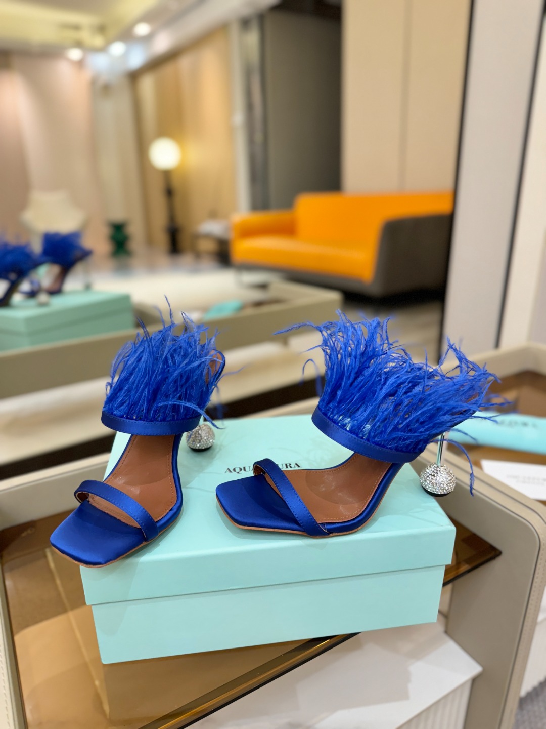 Aquazzura 🍍羽毛🪶🪶🪶🪶🪶高跟👠👠👠是风的形状，钻是光的密语这一季，每一步都是光的即兴诗柔软的