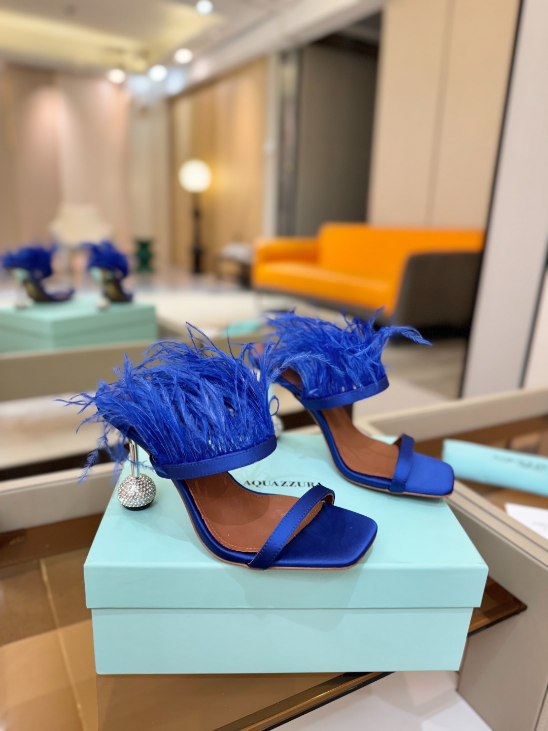 Aquazzura 🍍羽毛🪶🪶🪶🪶🪶高跟👠👠👠是风的形状，钻是光的密语这一季，每一步都是光的即兴诗柔软的