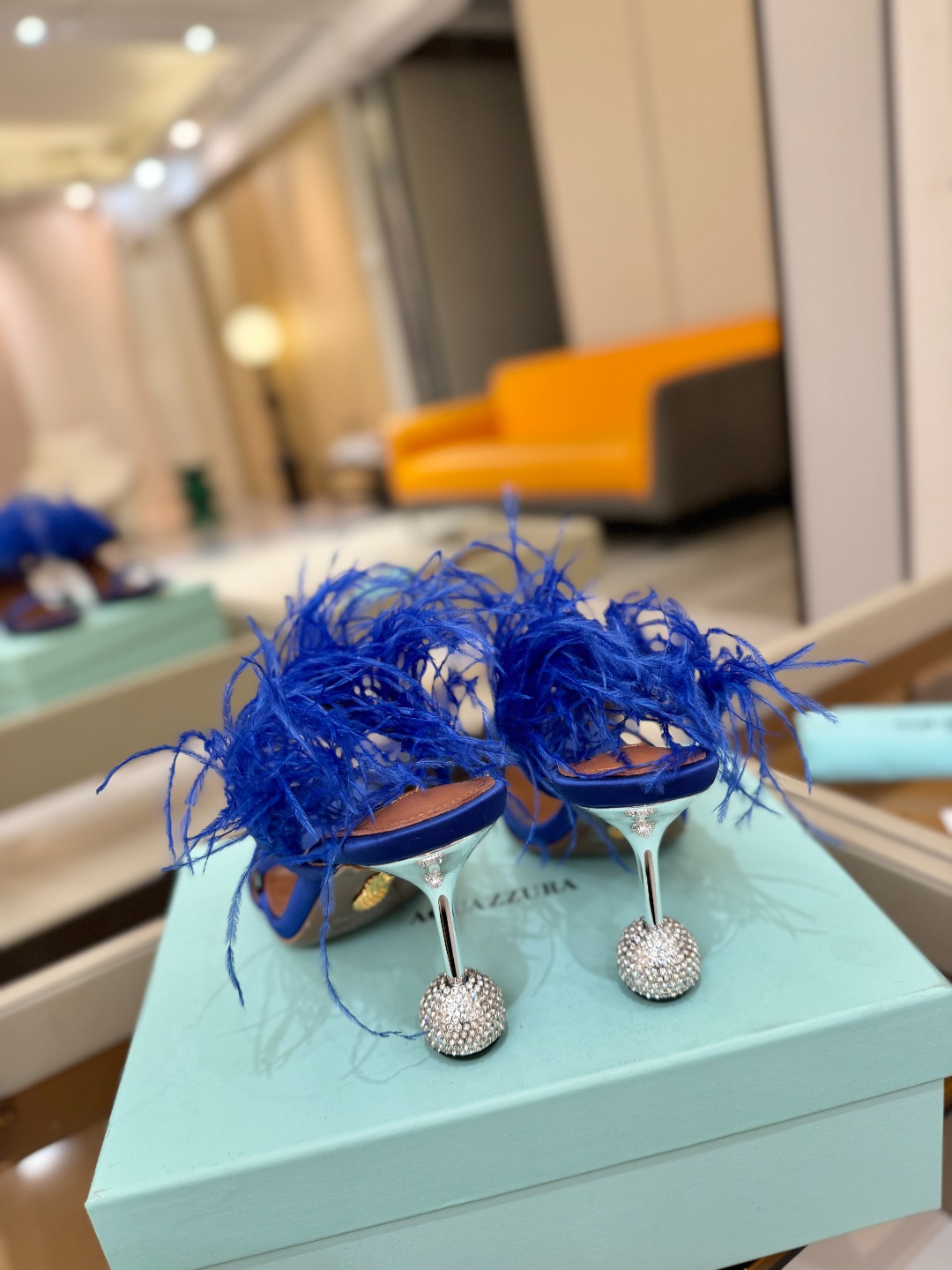 Aquazzura 🍍羽毛🪶🪶🪶🪶🪶高跟👠👠👠是风的形状，钻是光的密语这一季，每一步都是光的即兴诗柔软的