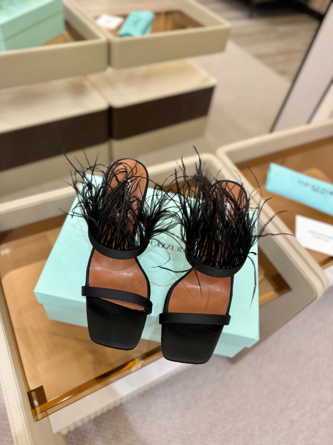 Aquazzura 🍍羽毛🪶🪶🪶🪶🪶高跟👠👠👠是风的形状，钻是光的密语这一季，每一步都是光的即兴诗柔软的