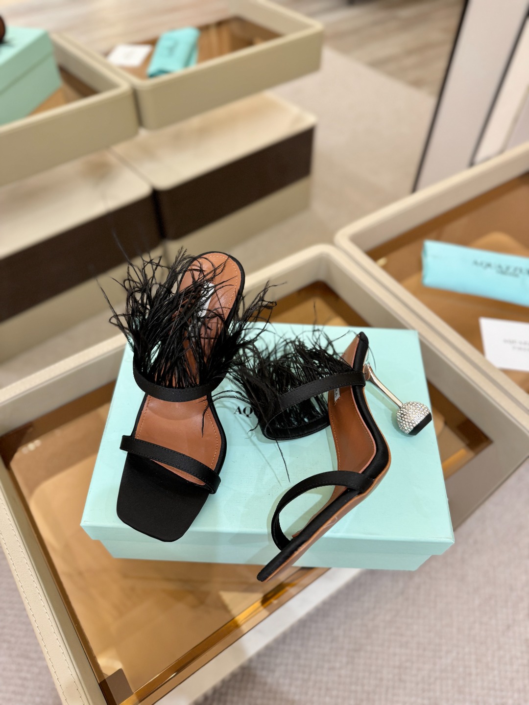 Aquazzura 🍍羽毛🪶🪶🪶🪶🪶高跟👠👠👠是风的形状，钻是光的密语这一季，每一步都是光的即兴诗柔软的