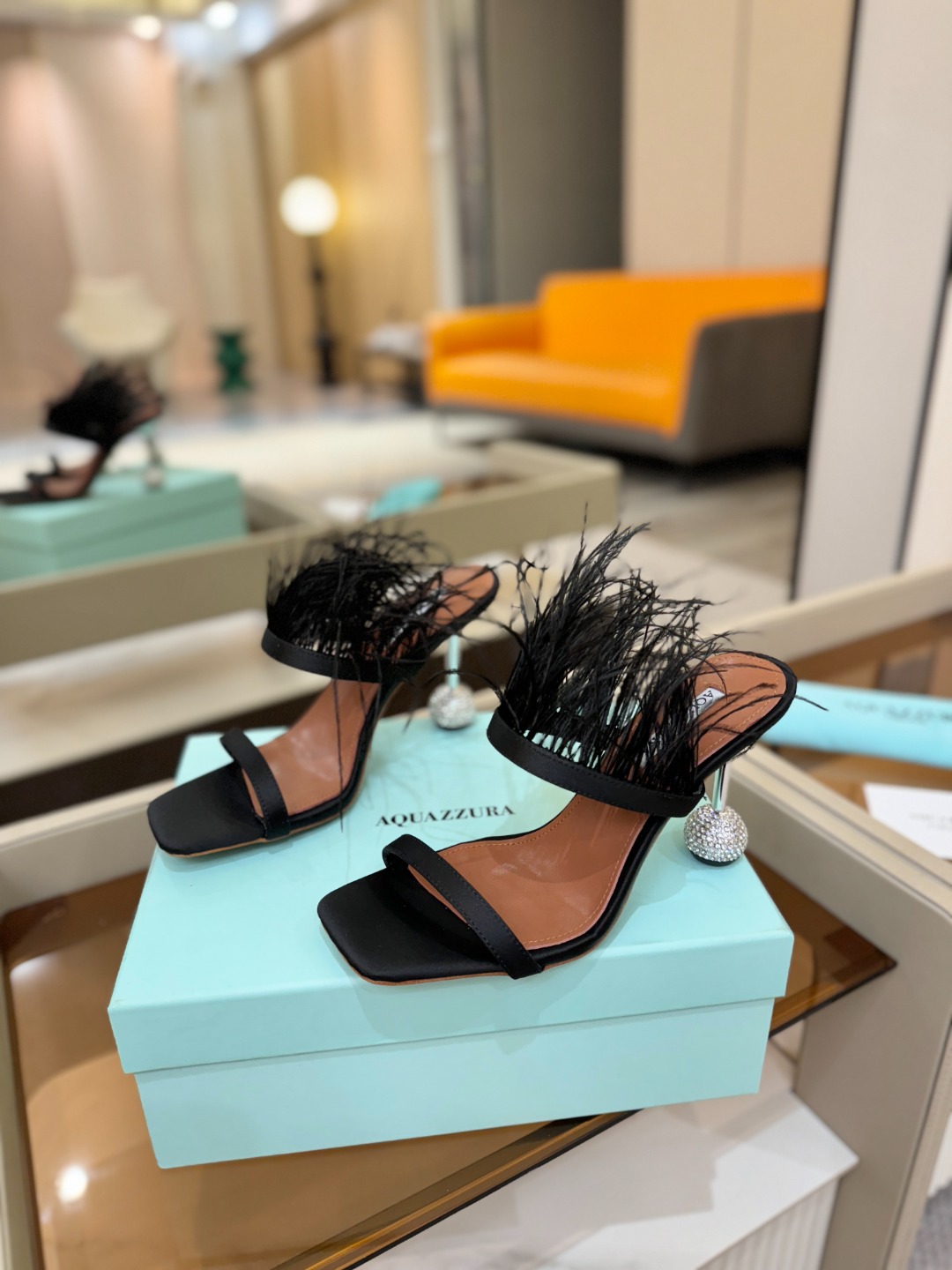 Aquazzura 🍍羽毛🪶🪶🪶🪶🪶高跟👠👠👠是风的形状，钻是光的密语这一季，每一步都是光的即兴诗柔软的