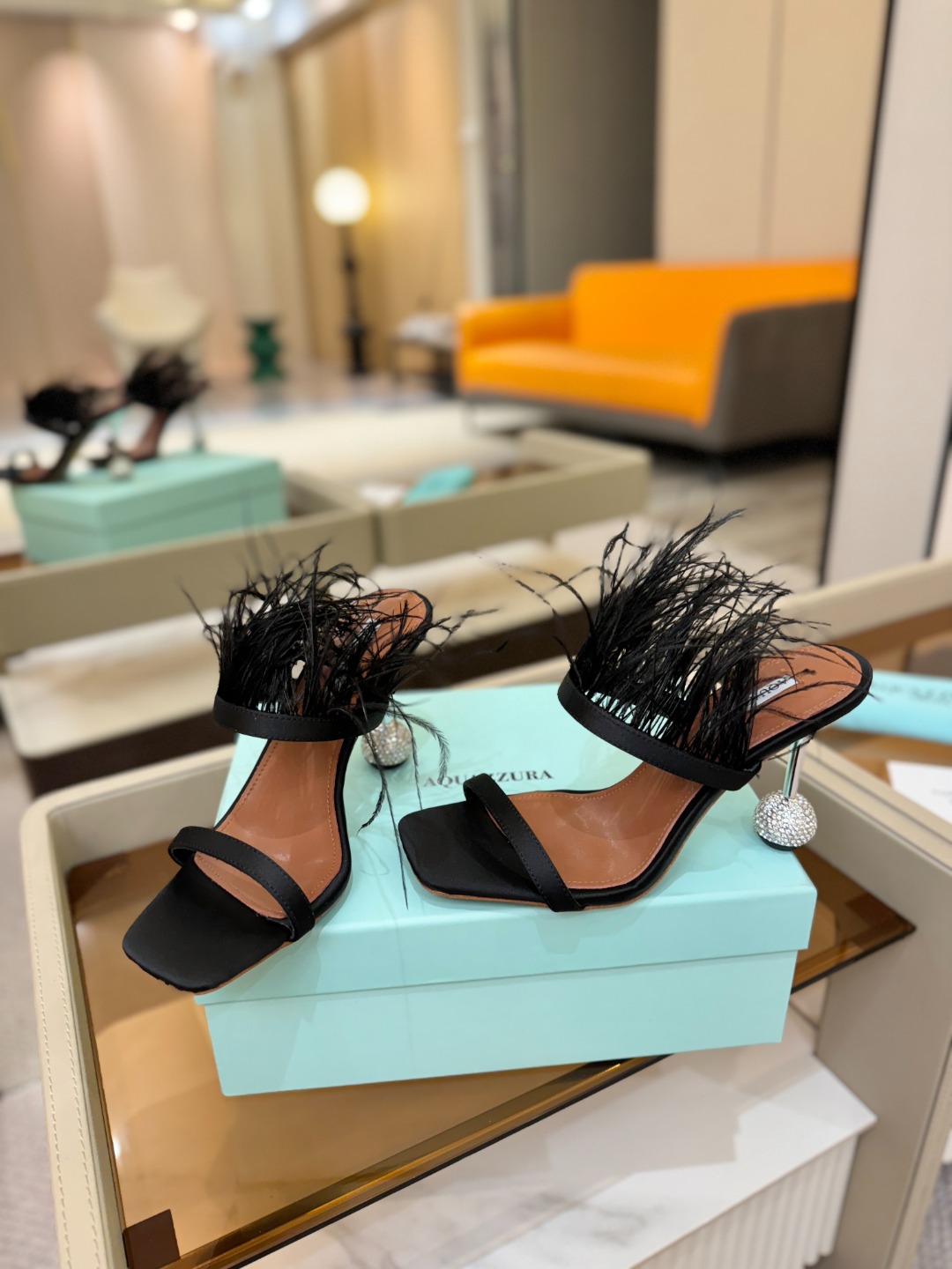 Aquazzura 🍍羽毛🪶🪶🪶🪶🪶高跟👠👠👠是风的形状，钻是光的密语这一季，每一步都是光的即兴诗柔软的