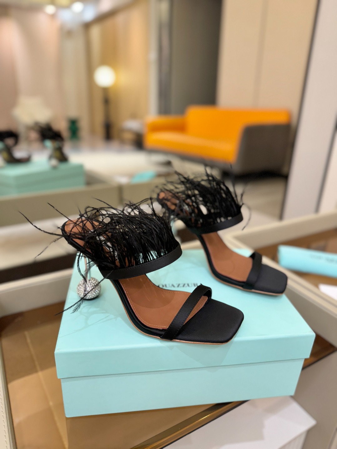 Aquazzura 🍍羽毛🪶🪶🪶🪶🪶高跟👠👠👠是风的形状，钻是光的密语这一季，每一步都是光的即兴诗柔软的