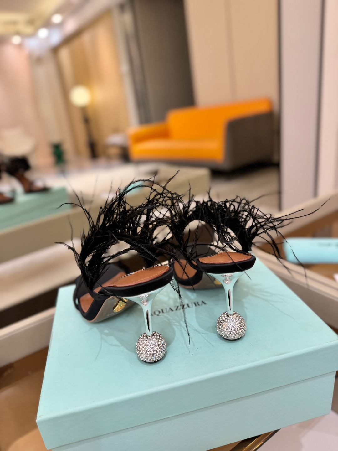 Aquazzura 🍍羽毛🪶🪶🪶🪶🪶高跟👠👠👠是风的形状，钻是光的密语这一季，每一步都是光的即兴诗柔软的
