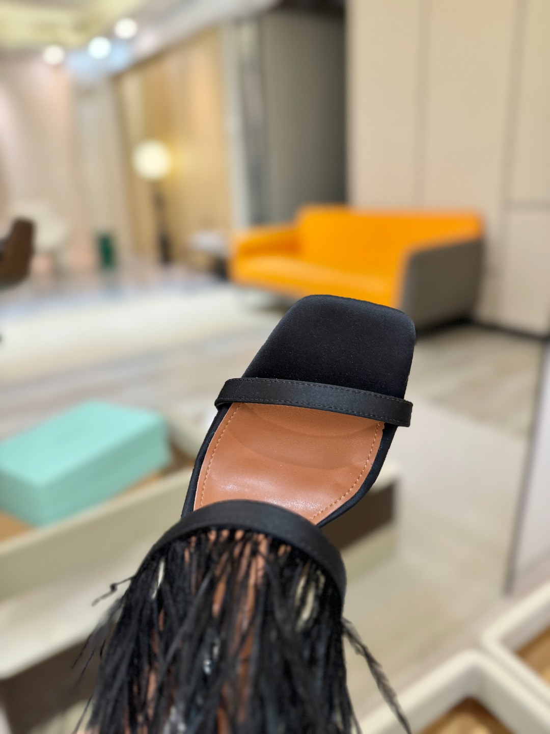 Aquazzura 🍍羽毛🪶🪶🪶🪶🪶高跟👠👠👠是风的形状，钻是光的密语这一季，每一步都是光的即兴诗柔软的