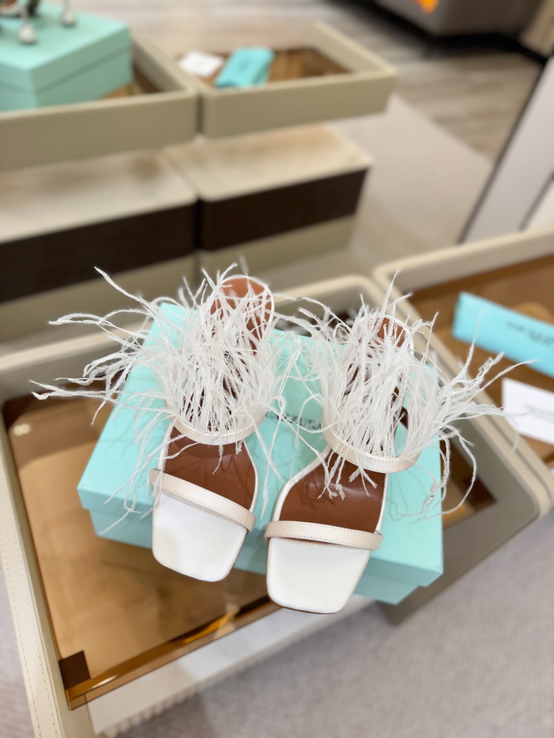 Aquazzura 🍍羽毛🪶🪶🪶🪶🪶高跟👠👠👠是风的形状，钻是光的密语这一季，每一步都是光的即兴诗柔软的