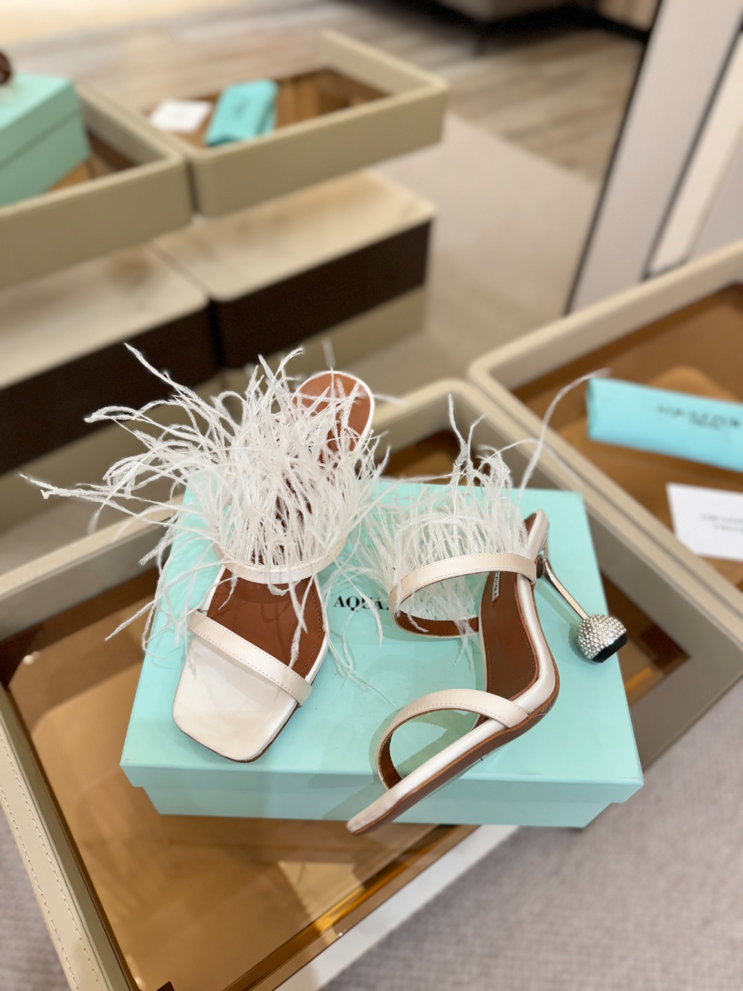 Aquazzura 🍍羽毛🪶🪶🪶🪶🪶高跟👠👠👠是风的形状，钻是光的密语这一季，每一步都是光的即兴诗柔软的
