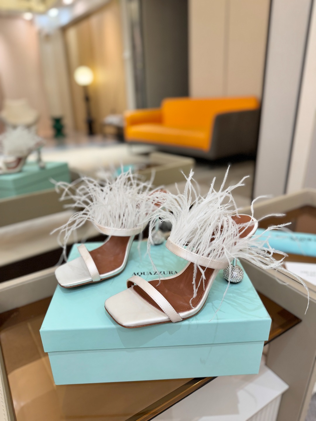 Aquazzura 🍍羽毛🪶🪶🪶🪶🪶高跟👠👠👠是风的形状，钻是光的密语这一季，每一步都是光的即兴诗柔软的