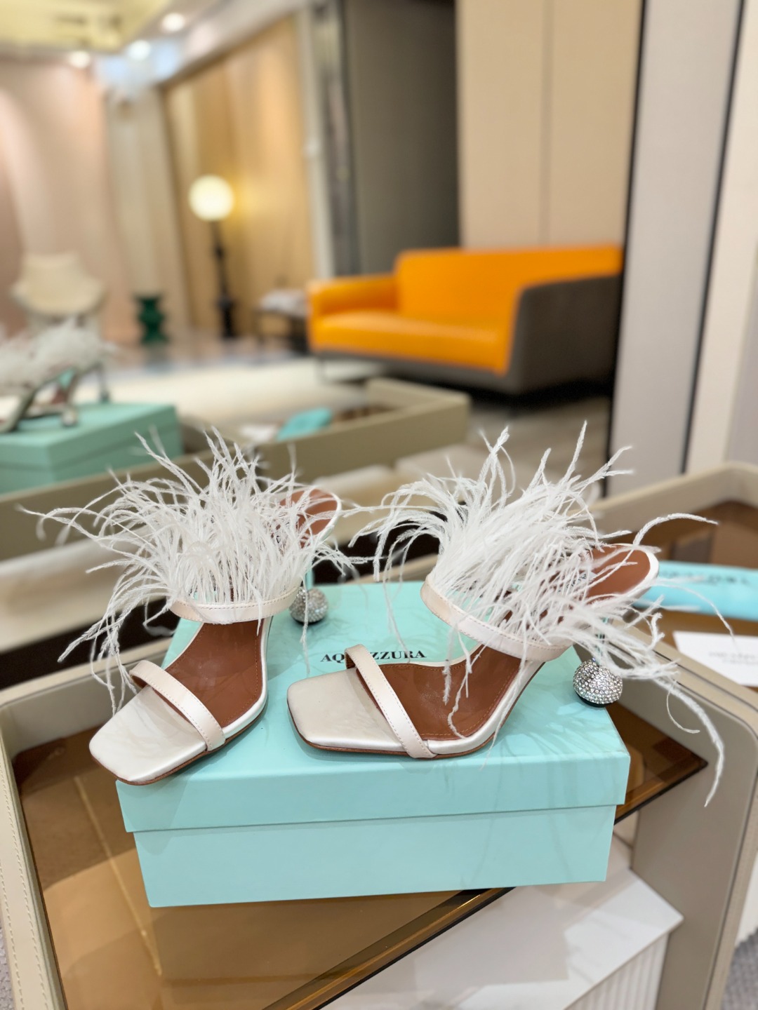 Aquazzura 🍍羽毛🪶🪶🪶🪶🪶高跟👠👠👠是风的形状，钻是光的密语这一季，每一步都是光的即兴诗柔软的