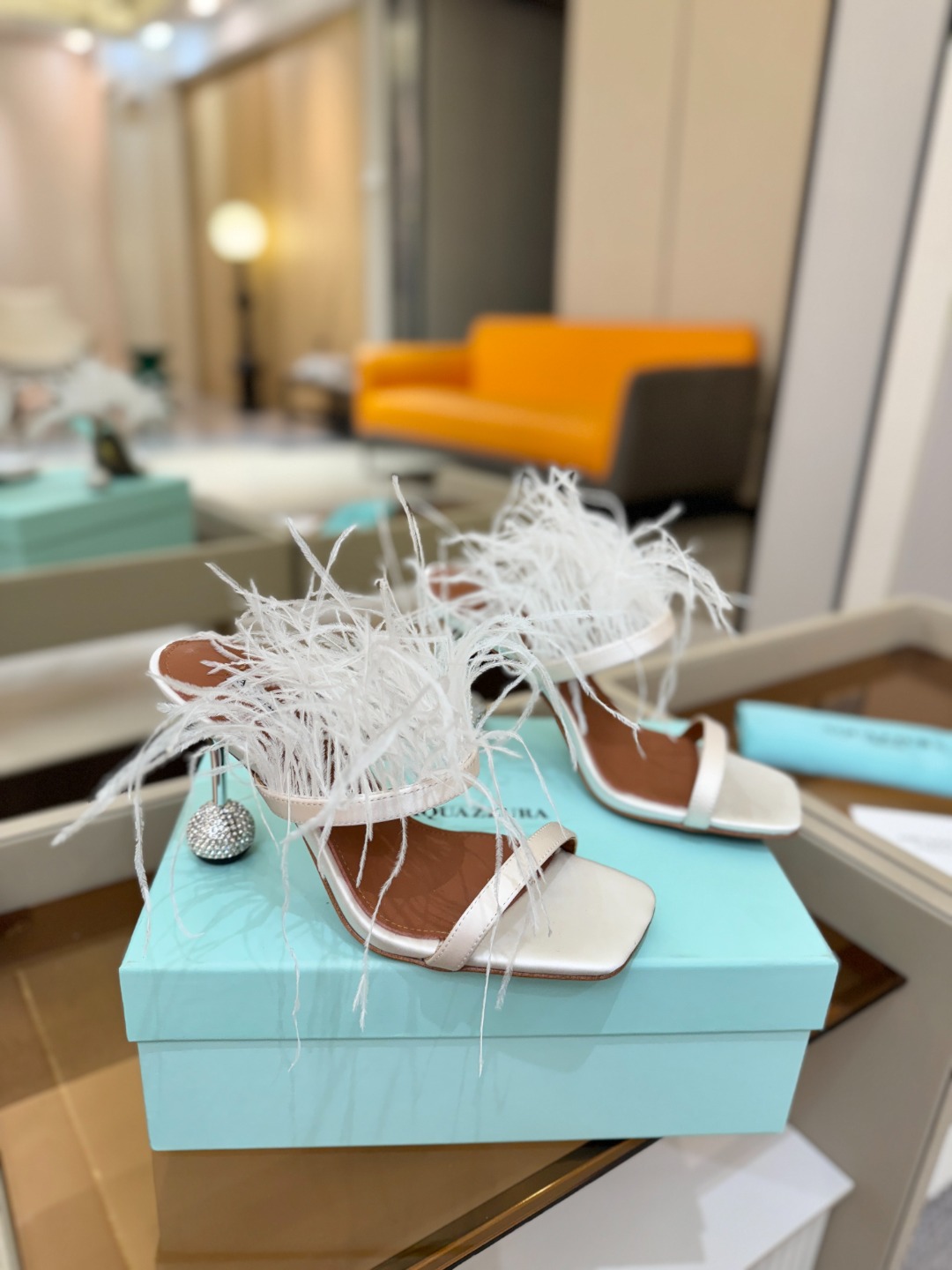 Aquazzura 🍍羽毛🪶🪶🪶🪶🪶高跟👠👠👠是风的形状，钻是光的密语这一季，每一步都是光的即兴诗柔软的