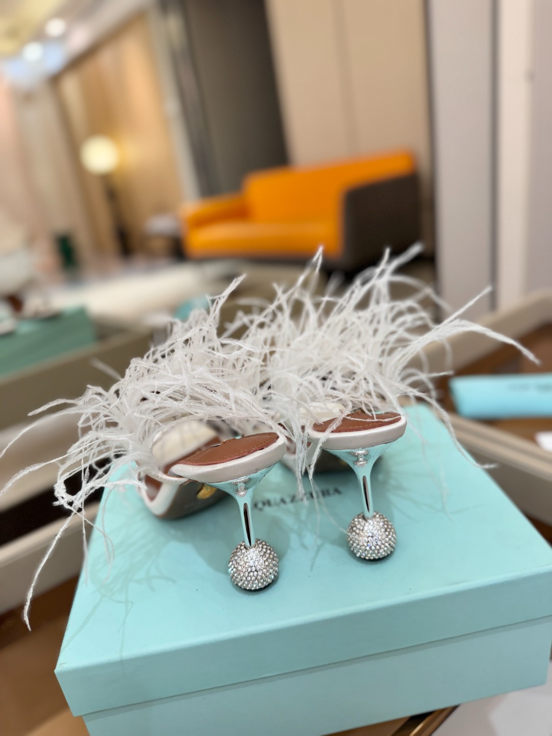 Aquazzura 🍍羽毛🪶🪶🪶🪶🪶高跟👠👠👠是风的形状，钻是光的密语这一季，每一步都是光的即兴诗柔软的