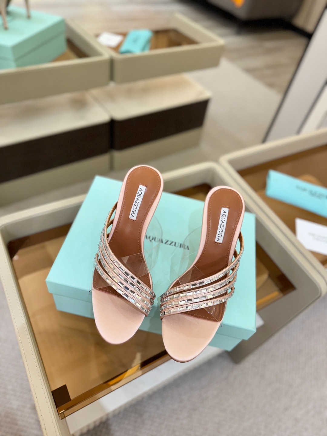 Aquazzura 🍍🍍🍍🍍🍍🍍高端🤙👍♡+♡=♡²【步履间，星光开始流动】当夜色与丝绸滑过脚踝 钻石便