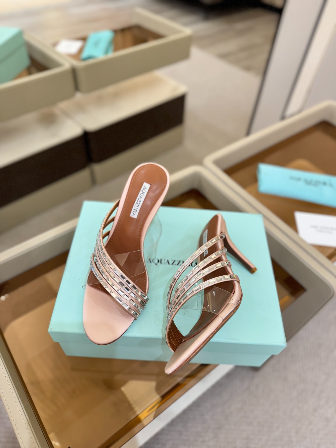 Aquazzura 🍍🍍🍍🍍🍍🍍高端🤙👍♡+♡=♡²【步履间，星光开始流动】当夜色与丝绸滑过脚踝 钻石便