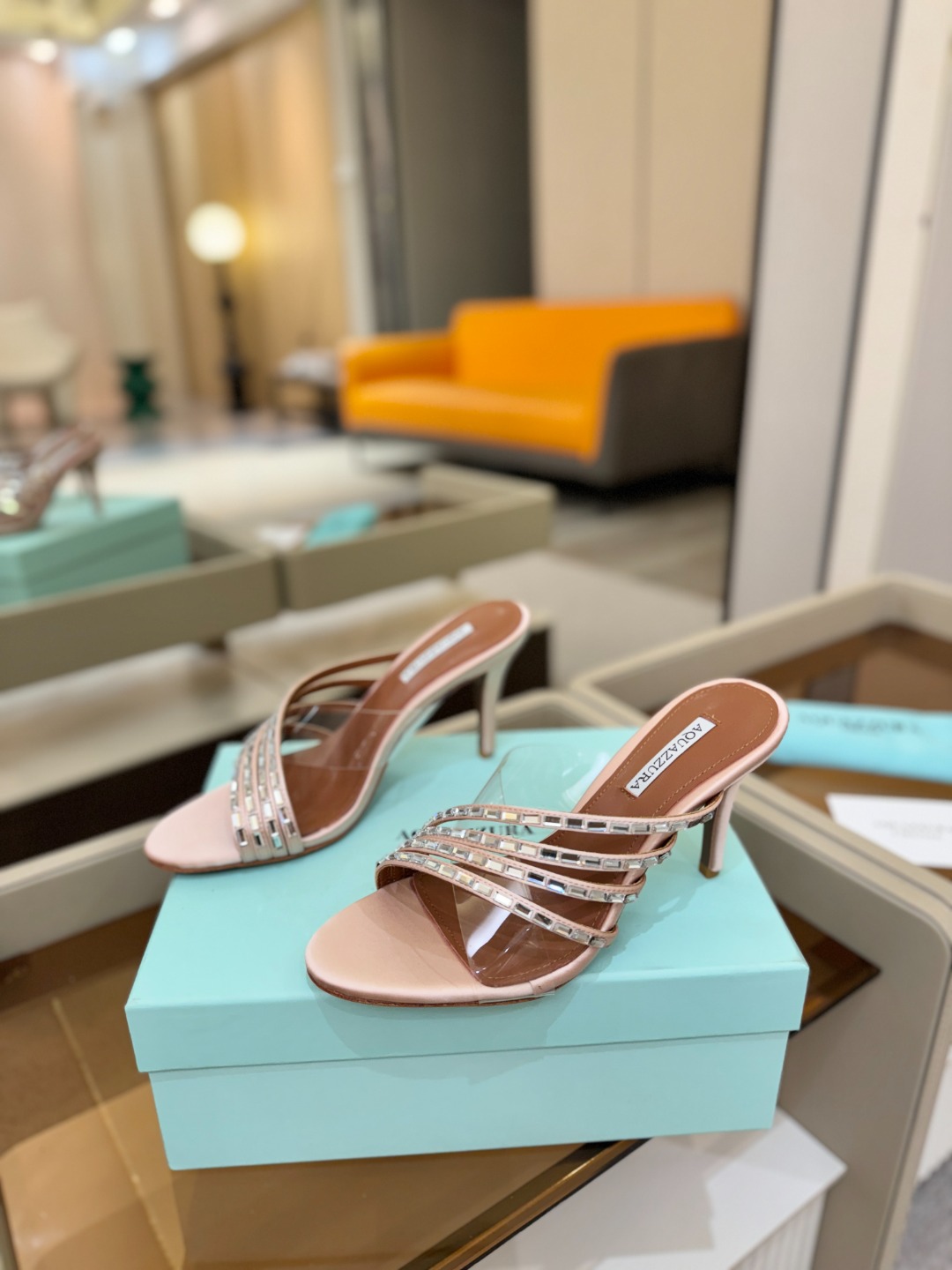 Aquazzura 🍍🍍🍍🍍🍍🍍高端🤙👍♡+♡=♡²【步履间，星光开始流动】当夜色与丝绸滑过脚踝 钻石便