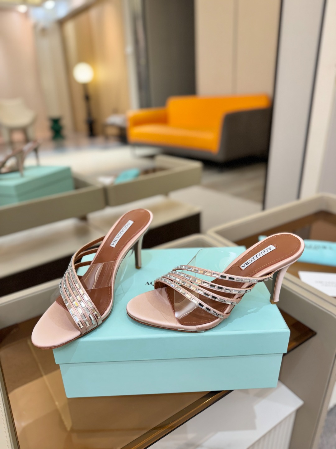 Aquazzura 🍍🍍🍍🍍🍍🍍高端🤙👍♡+♡=♡²【步履间，星光开始流动】当夜色与丝绸滑过脚踝 钻石便