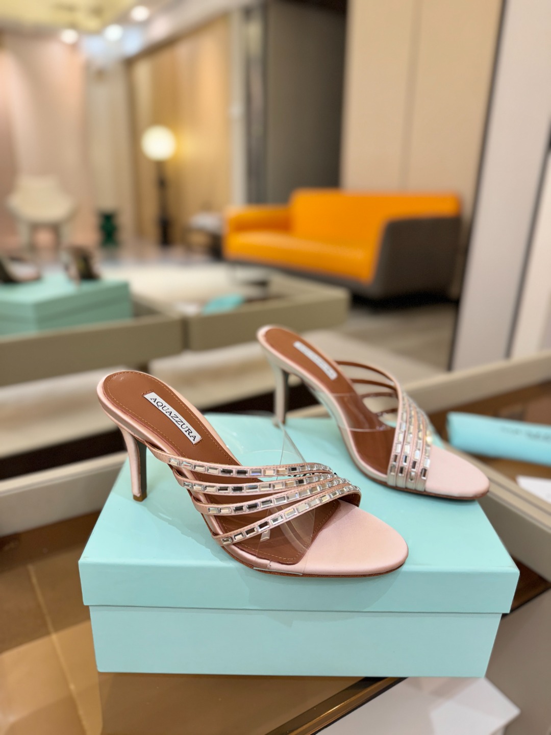 Aquazzura 🍍🍍🍍🍍🍍🍍高端🤙👍♡+♡=♡²【步履间，星光开始流动】当夜色与丝绸滑过脚踝 钻石便