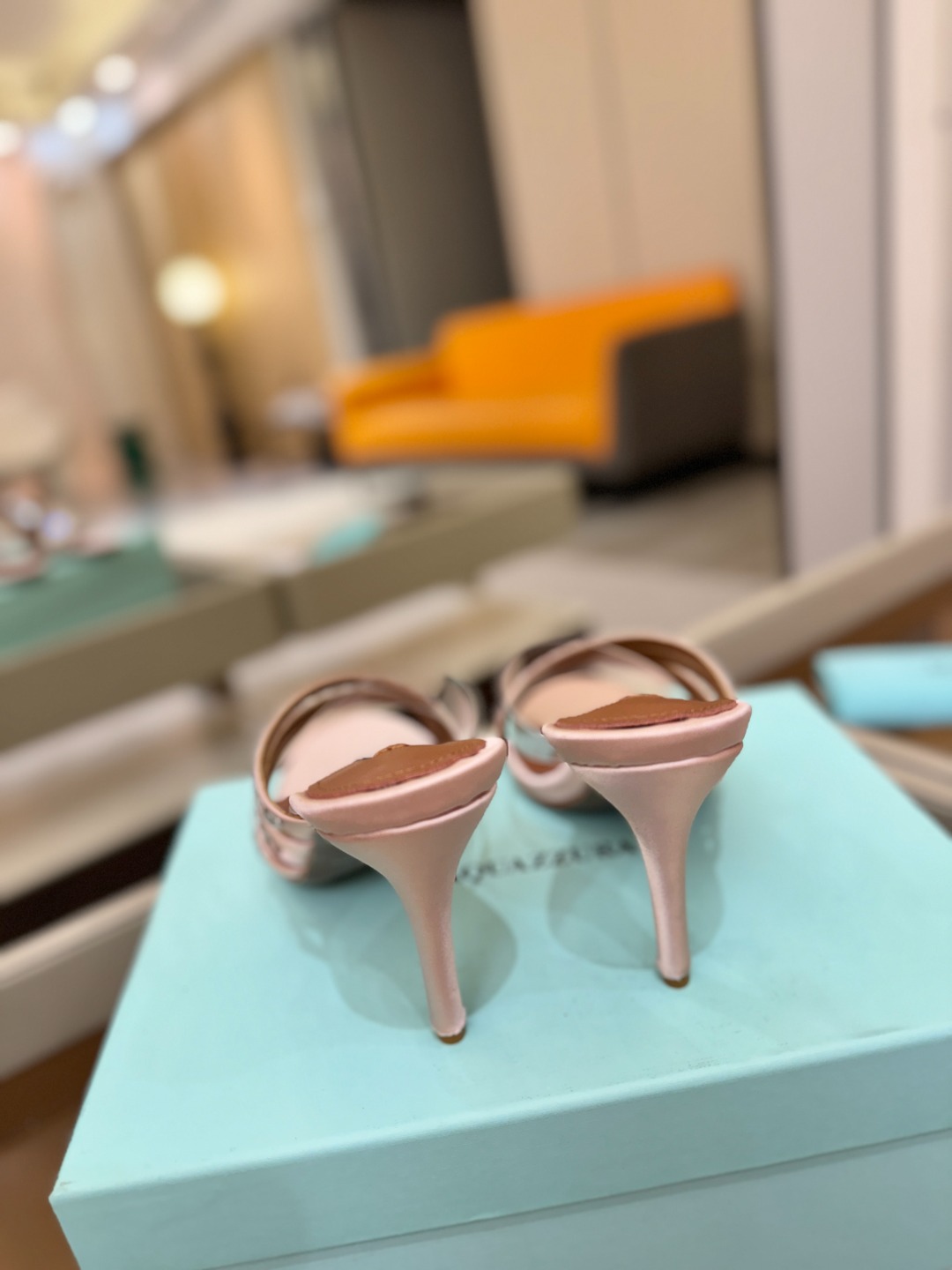 Aquazzura 🍍🍍🍍🍍🍍🍍高端🤙👍♡+♡=♡²【步履间，星光开始流动】当夜色与丝绸滑过脚踝 钻石便