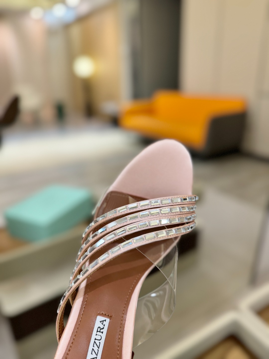 Aquazzura 🍍🍍🍍🍍🍍🍍高端🤙👍♡+♡=♡²【步履间，星光开始流动】当夜色与丝绸滑过脚踝 钻石便