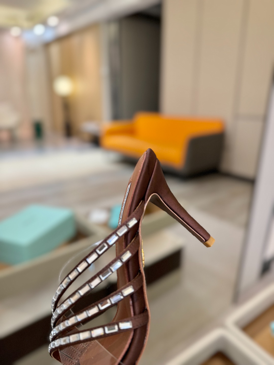 Aquazzura 🍍🍍🍍🍍🍍🍍高端🤙👍♡+♡=♡²【步履间，星光开始流动】当夜色与丝绸滑过脚踝 钻石便