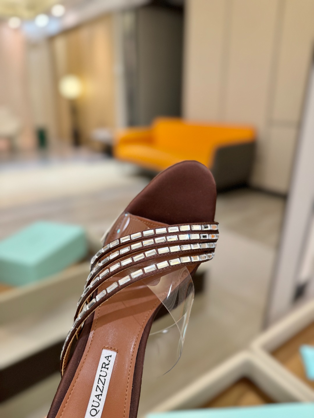 Aquazzura 🍍🍍🍍🍍🍍🍍高端🤙👍♡+♡=♡²【步履间，星光开始流动】当夜色与丝绸滑过脚踝 钻石便