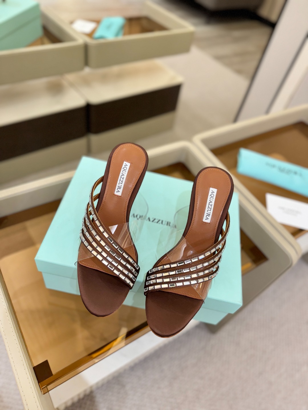 Aquazzura 🍍🍍🍍🍍🍍🍍高端🤙👍♡+♡=♡²【步履间，星光开始流动】当夜色与丝绸滑过脚踝 钻石便