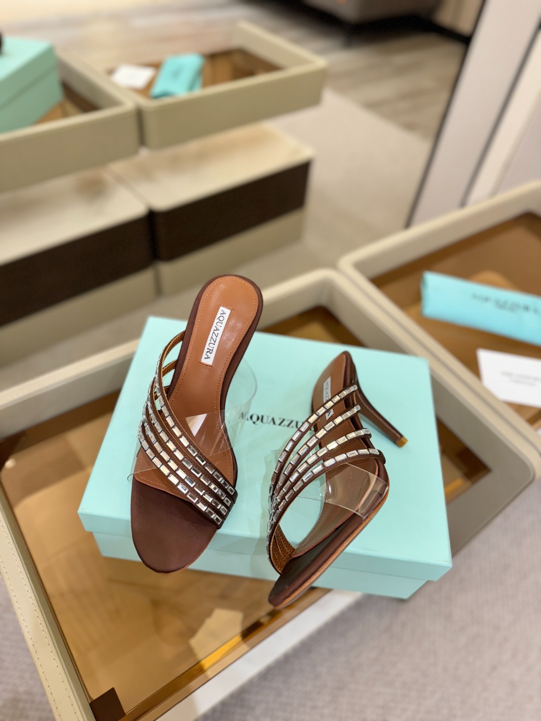 Aquazzura 🍍🍍🍍🍍🍍🍍高端🤙👍♡+♡=♡²【步履间，星光开始流动】当夜色与丝绸滑过脚踝 钻石便