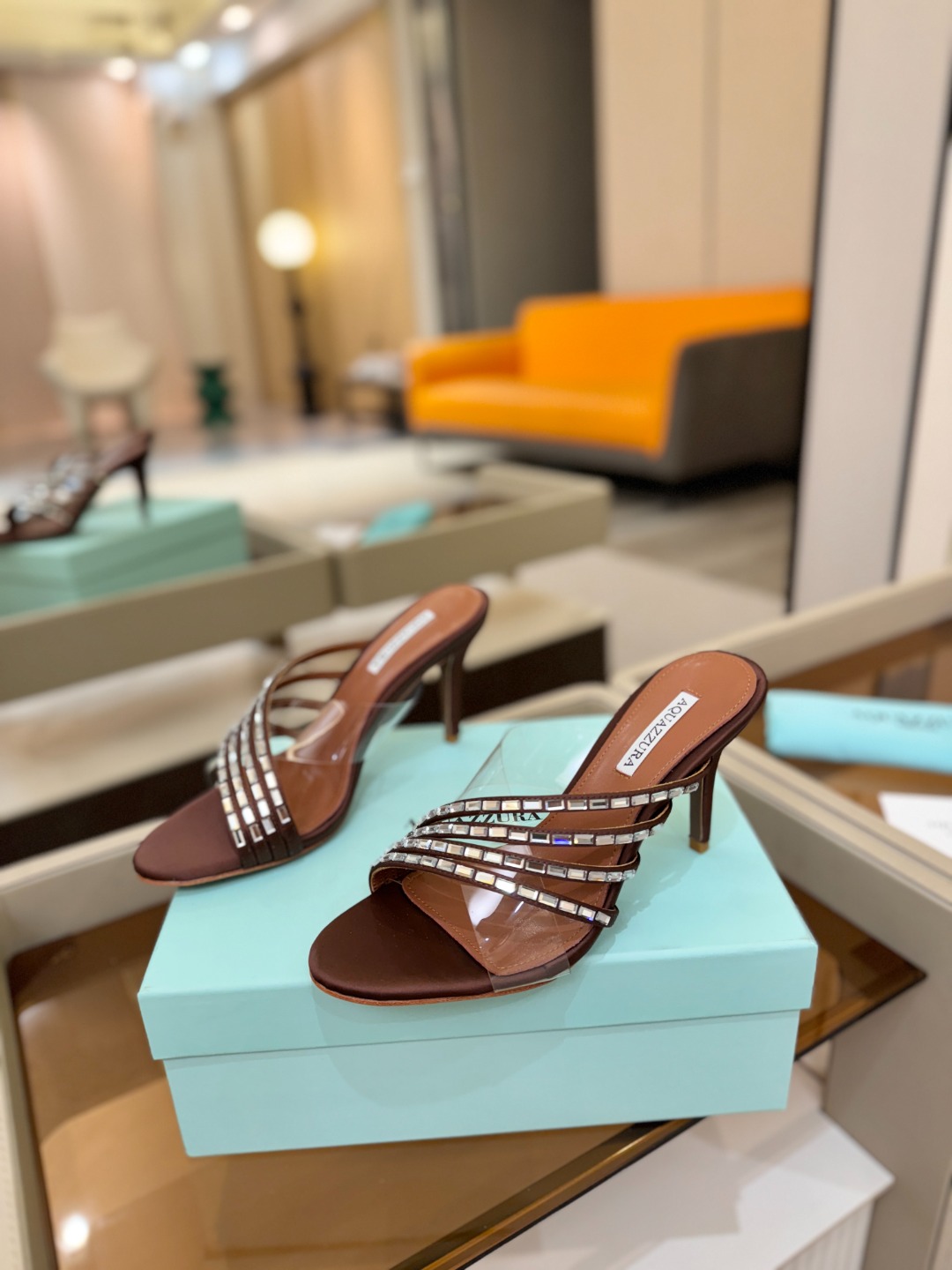 Aquazzura 🍍🍍🍍🍍🍍🍍高端🤙👍♡+♡=♡²【步履间，星光开始流动】当夜色与丝绸滑过脚踝 钻石便