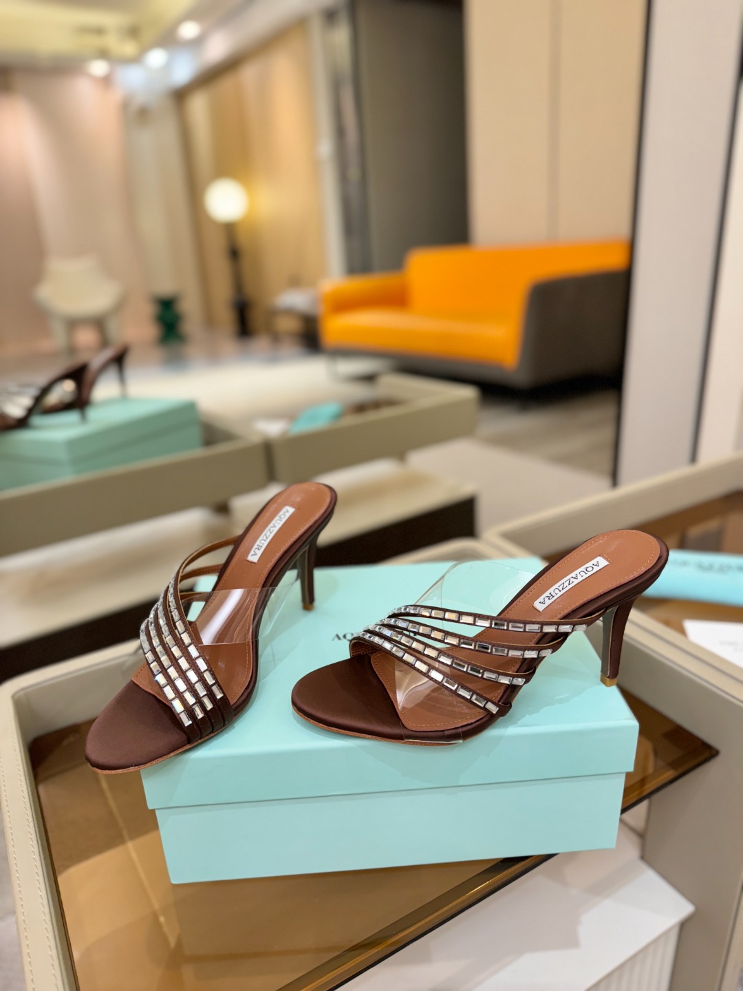 Aquazzura 🍍🍍🍍🍍🍍🍍高端🤙👍♡+♡=♡²【步履间，星光开始流动】当夜色与丝绸滑过脚踝 钻石便