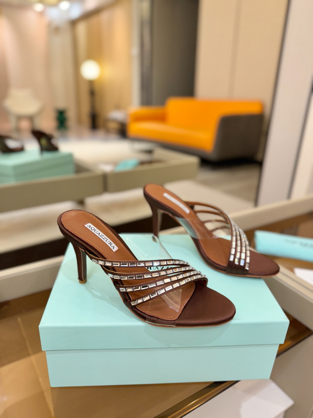 Aquazzura 🍍🍍🍍🍍🍍🍍高端🤙👍♡+♡=♡²【步履间，星光开始流动】当夜色与丝绸滑过脚踝 钻石便