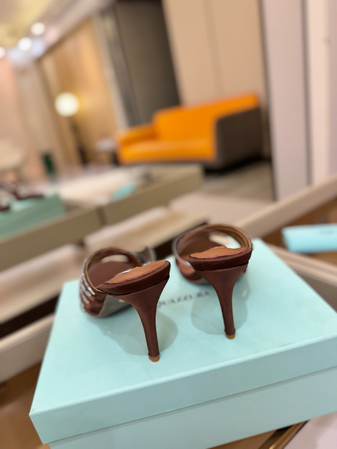 Aquazzura 🍍🍍🍍🍍🍍🍍高端🤙👍♡+♡=♡²【步履间，星光开始流动】当夜色与丝绸滑过脚踝 钻石便