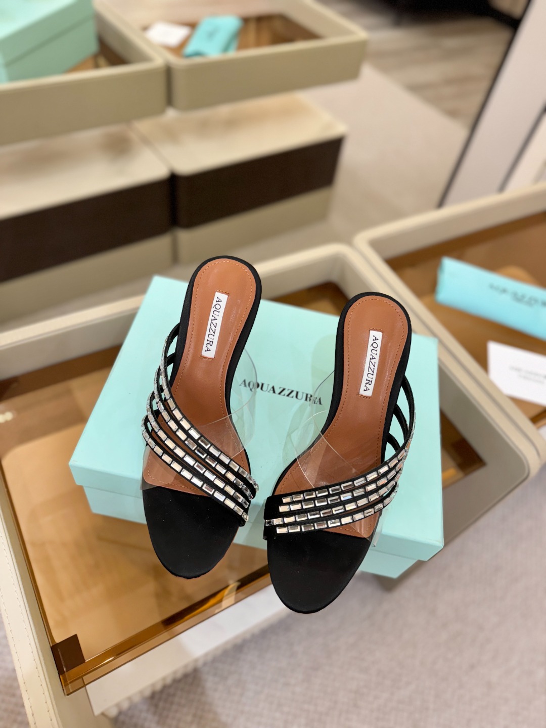 Aquazzura 🍍🍍🍍🍍🍍🍍高端🤙👍♡+♡=♡²【步履间，星光开始流动】当夜色与丝绸滑过脚踝 钻石便