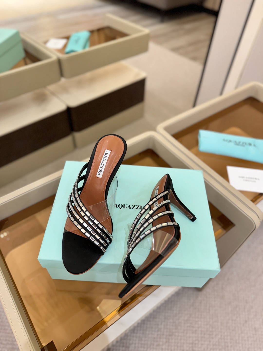 Aquazzura 🍍🍍🍍🍍🍍🍍高端🤙👍♡+♡=♡²【步履间，星光开始流动】当夜色与丝绸滑过脚踝 钻石便