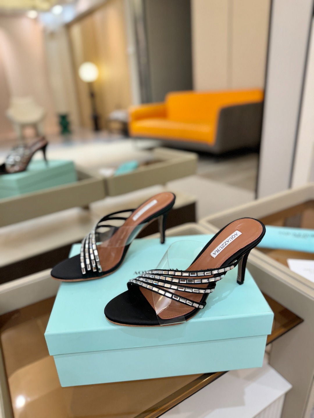 Aquazzura 🍍🍍🍍🍍🍍🍍高端🤙👍♡+♡=♡²【步履间，星光开始流动】当夜色与丝绸滑过脚踝 钻石便