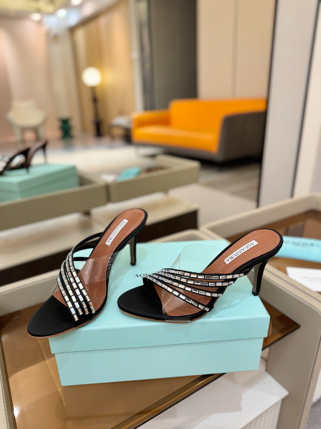 Aquazzura 🍍🍍🍍🍍🍍🍍高端🤙👍♡+♡=♡²【步履间，星光开始流动】当夜色与丝绸滑过脚踝 钻石便