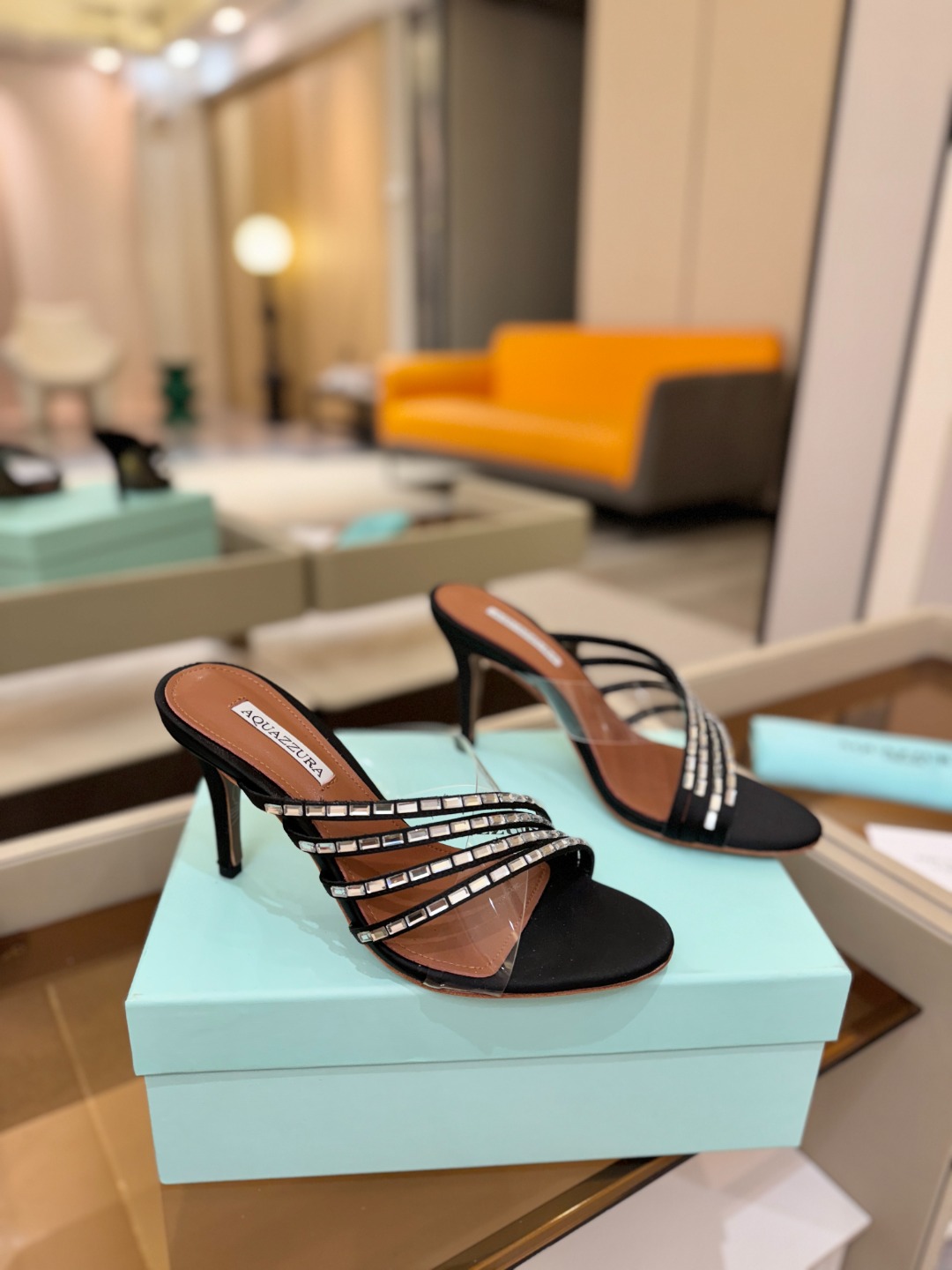 Aquazzura 🍍🍍🍍🍍🍍🍍高端🤙👍♡+♡=♡²【步履间，星光开始流动】当夜色与丝绸滑过脚踝 钻石便