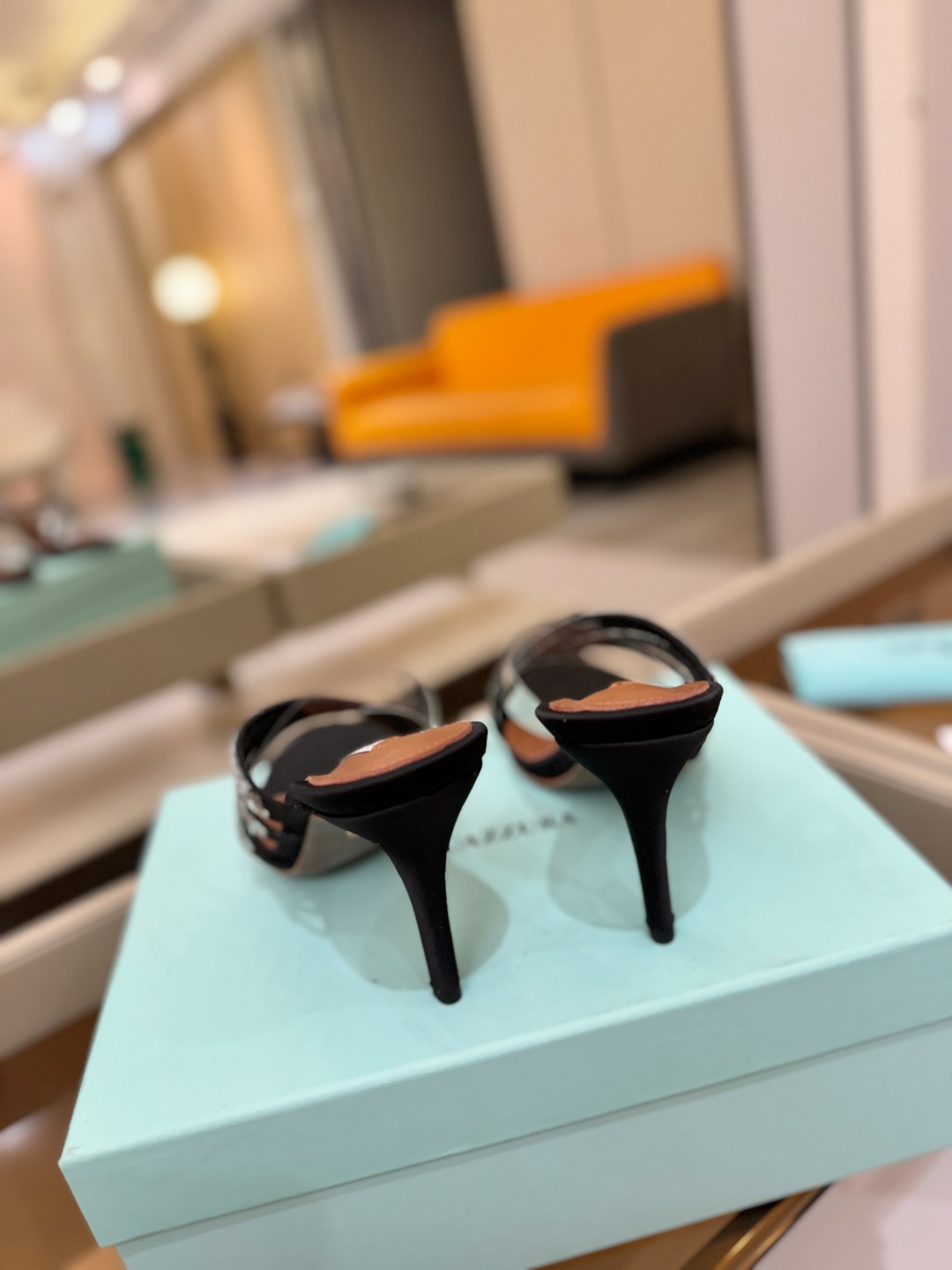 Aquazzura 🍍🍍🍍🍍🍍🍍高端🤙👍♡+♡=♡²【步履间，星光开始流动】当夜色与丝绸滑过脚踝 钻石便