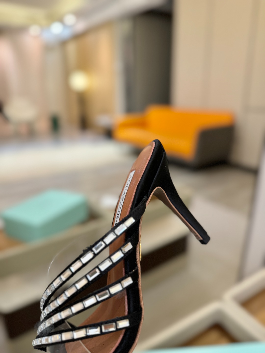 Aquazzura 🍍🍍🍍🍍🍍🍍高端🤙👍♡+♡=♡²【步履间，星光开始流动】当夜色与丝绸滑过脚踝 钻石便