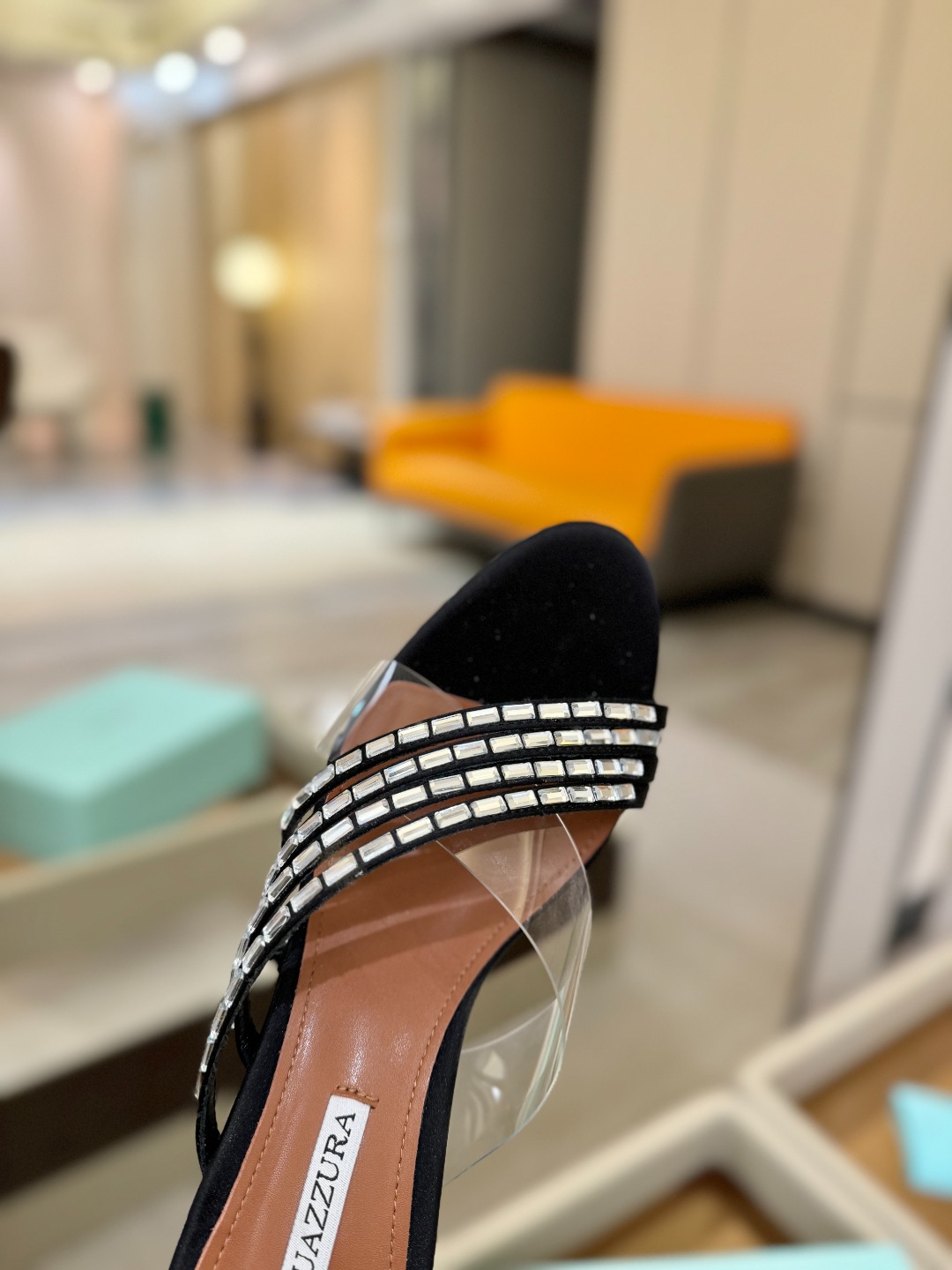 Aquazzura 🍍🍍🍍🍍🍍🍍高端🤙👍♡+♡=♡²【步履间，星光开始流动】当夜色与丝绸滑过脚踝 钻石便