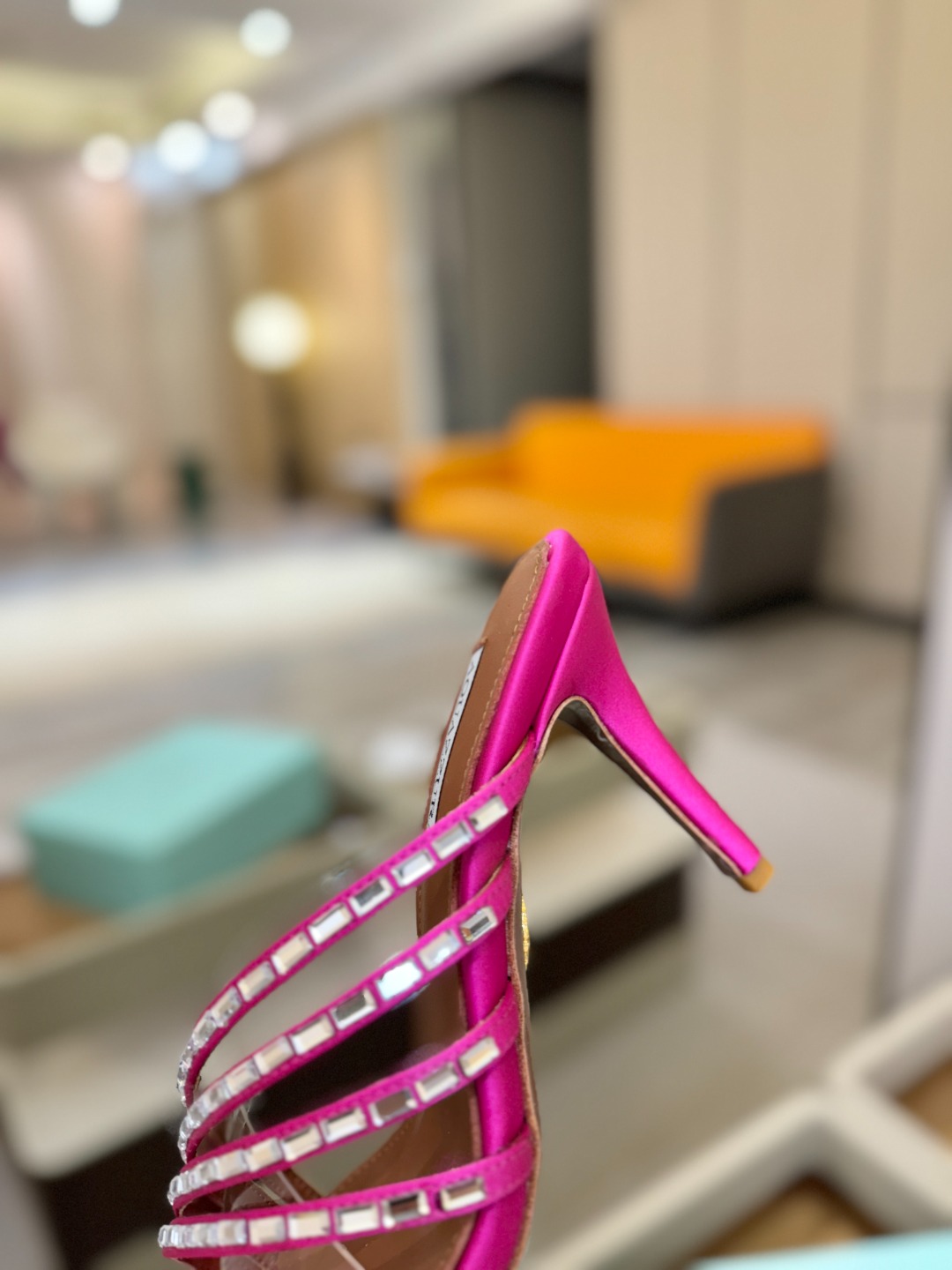 Aquazzura 🍍🍍🍍🍍🍍🍍高端🤙👍♡+♡=♡²【步履间，星光开始流动】当夜色与丝绸滑过脚踝 钻石便