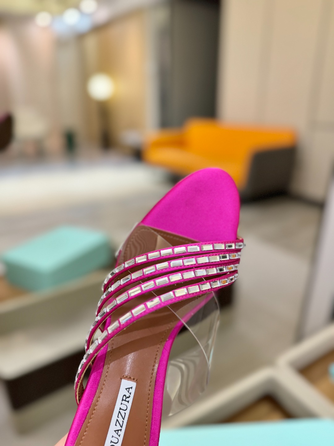 Aquazzura 🍍🍍🍍🍍🍍🍍高端🤙👍♡+♡=♡²【步履间，星光开始流动】当夜色与丝绸滑过脚踝 钻石便