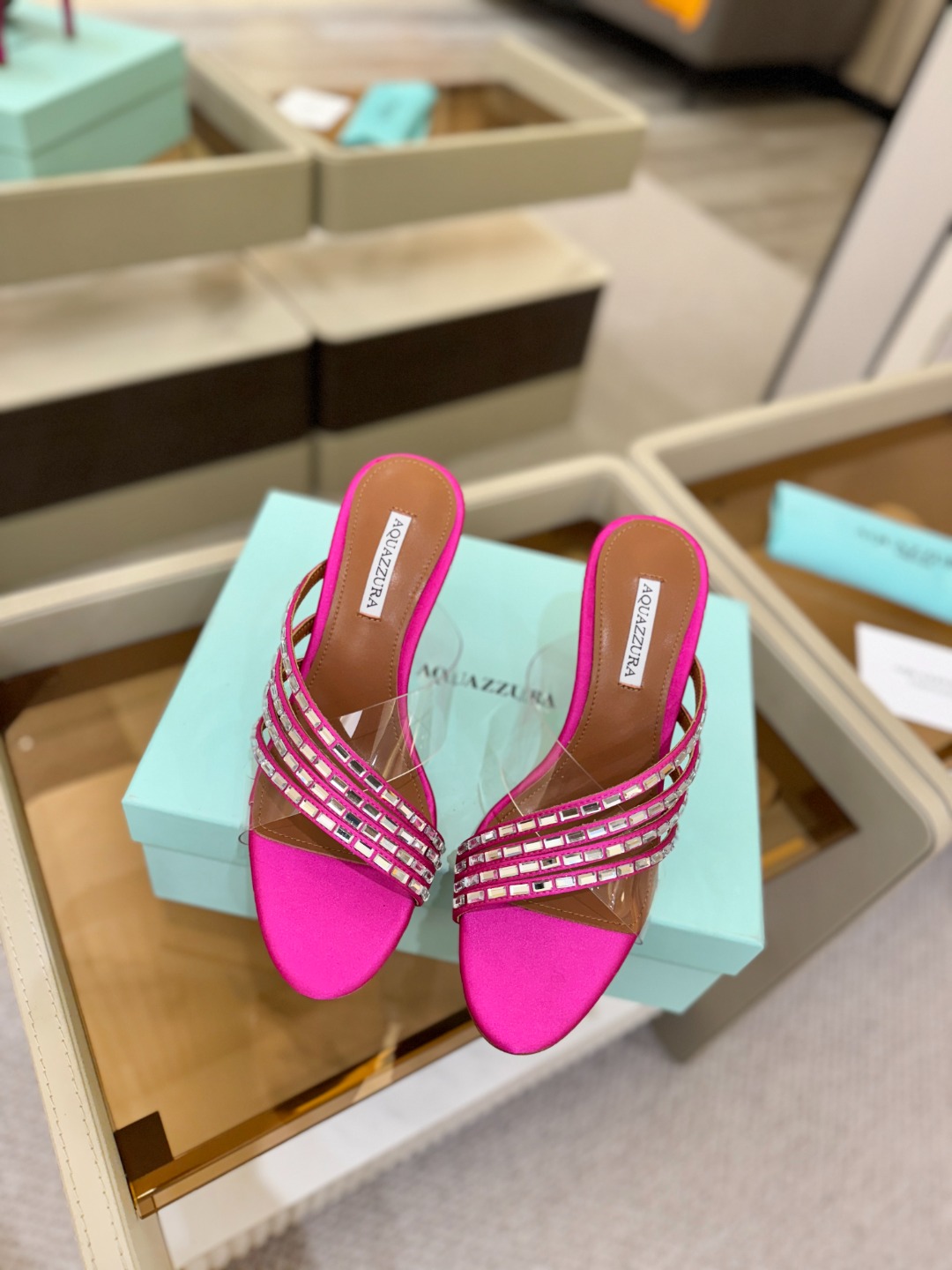 Aquazzura 🍍🍍🍍🍍🍍🍍高端🤙👍♡+♡=♡²【步履间，星光开始流动】当夜色与丝绸滑过脚踝 钻石便